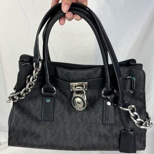 Michael Kors Hamilton Signature MK
Black Shoulder bag Handbag Saffiano
Leather